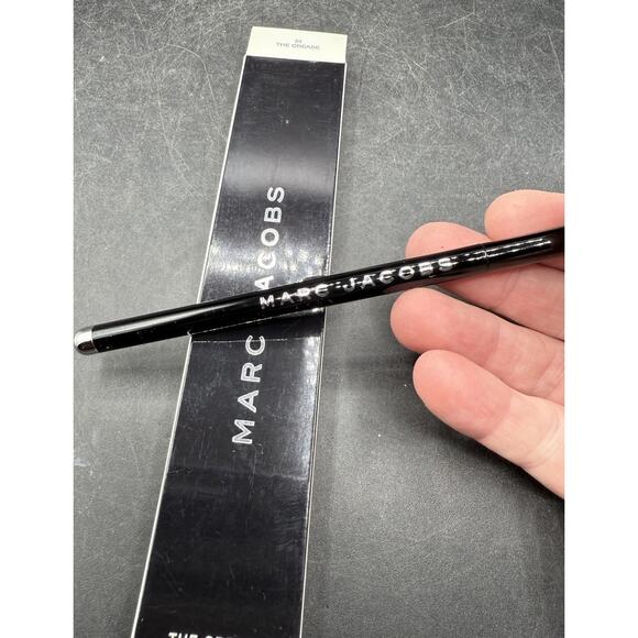 MARC JACOBS The Crease No. 24 Eye Shadow Brush - Picture 9 of 10